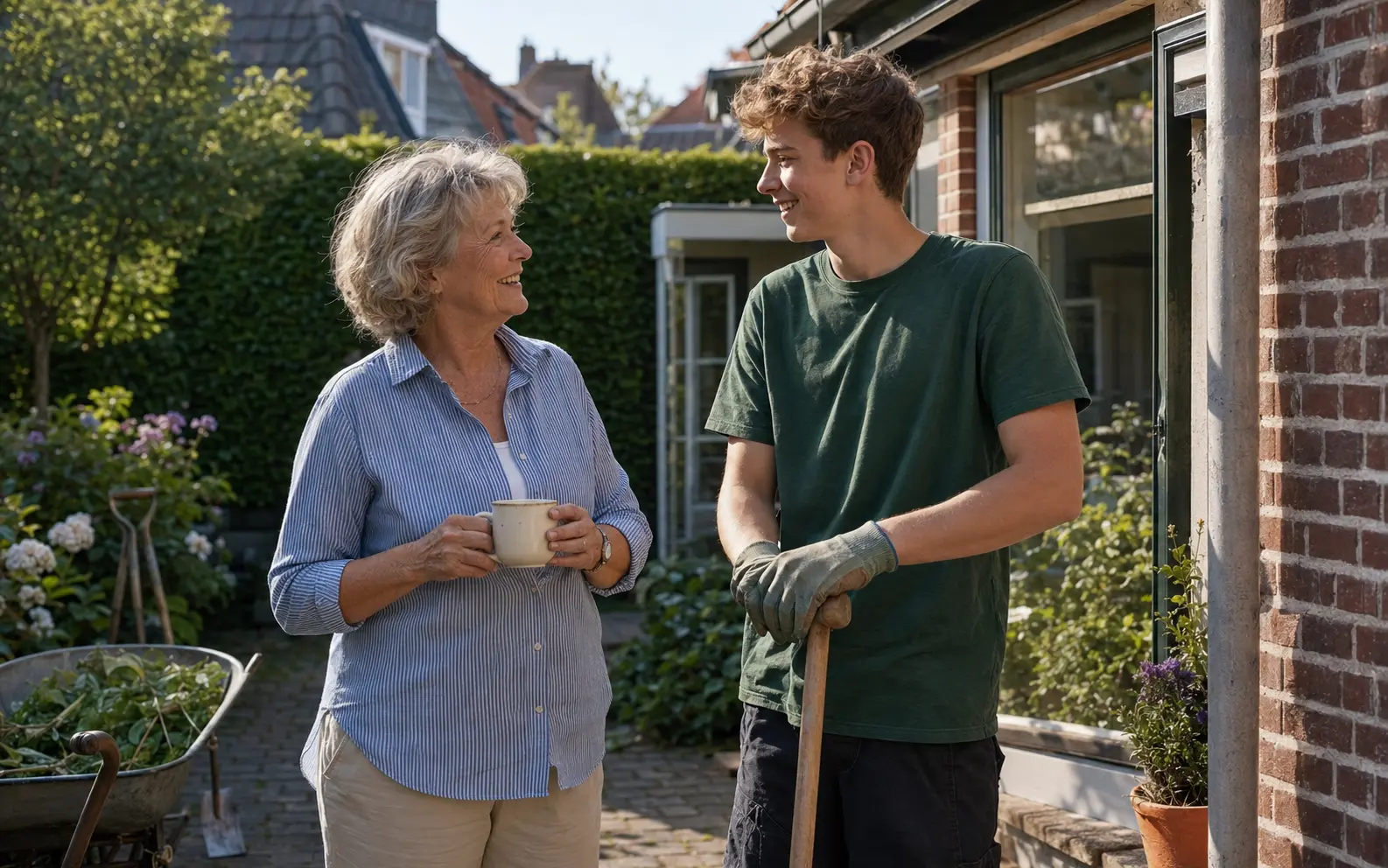 Een tevreden klant drinkt koffie en praat met haar jonge tuinhulp